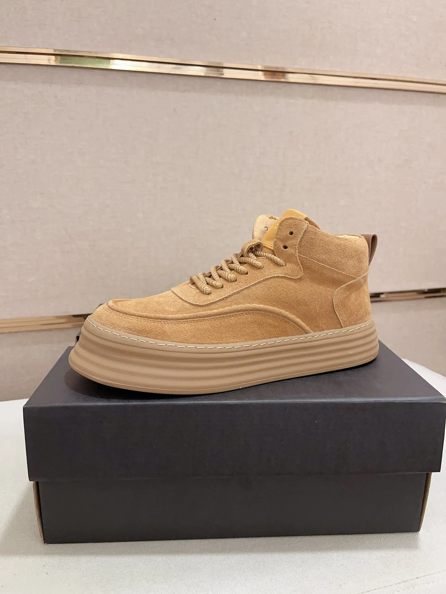 Factory price: 740💰North American men's shoes Ugg ☃️In the special sale of new high-quality men's shoes snow boots in autumn and winter, the nemesis of extreme cold weather! Made of cowhide leather, merino wool lining, and original outsole, whether driving, outdoor or daily wear, there is always one that suits you! Code number 39-44